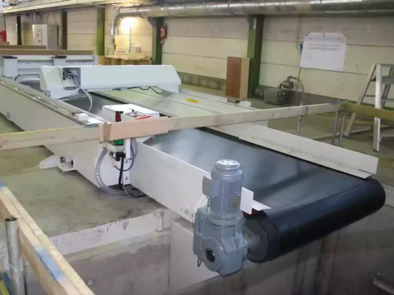 Förderband unter 5-Achs-Fräse